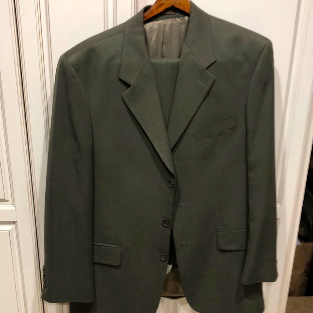 Mens suit beautiful safe green color size 42 r with 32/32 pants